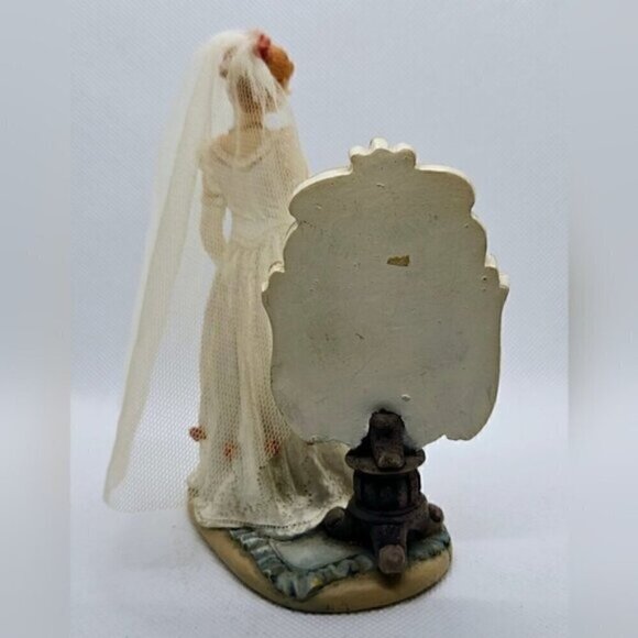 K's Collection Lovely Resin Figurine Showing a Bride Looking In a Mirror - Picture 4 of 6